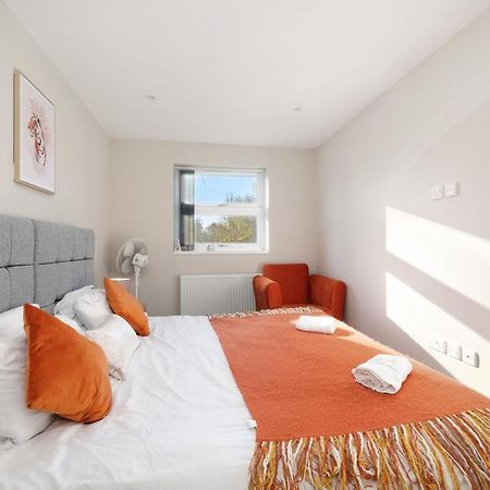 Crown Place 2 & 3 Bedroom Luxury Apts With Parking In Shepperton By 360Stays Exterior foto