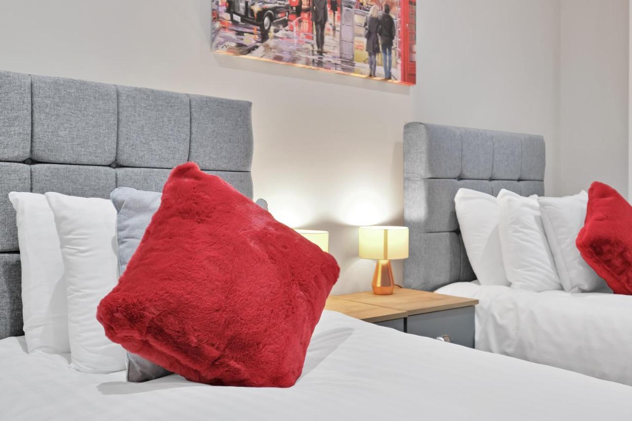 Crown Place 2 & 3 Bedroom Luxury Apts With Parking In Shepperton By 360Stays Exterior foto