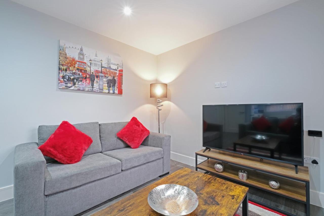 Crown Place 2 & 3 Bedroom Luxury Apts With Parking In Shepperton By 360Stays Exterior foto
