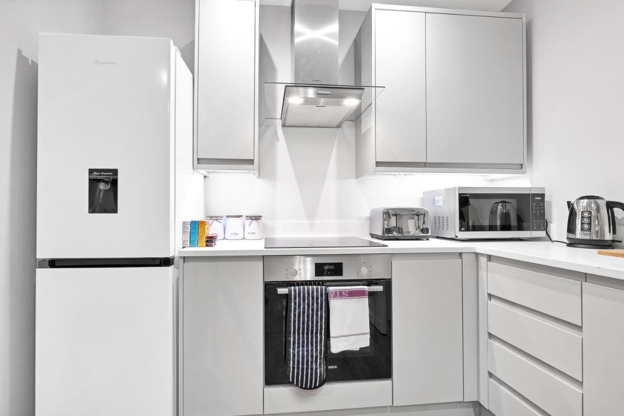 Crown Place 2 & 3 Bedroom Luxury Apts With Parking In Shepperton By 360Stays Exterior foto