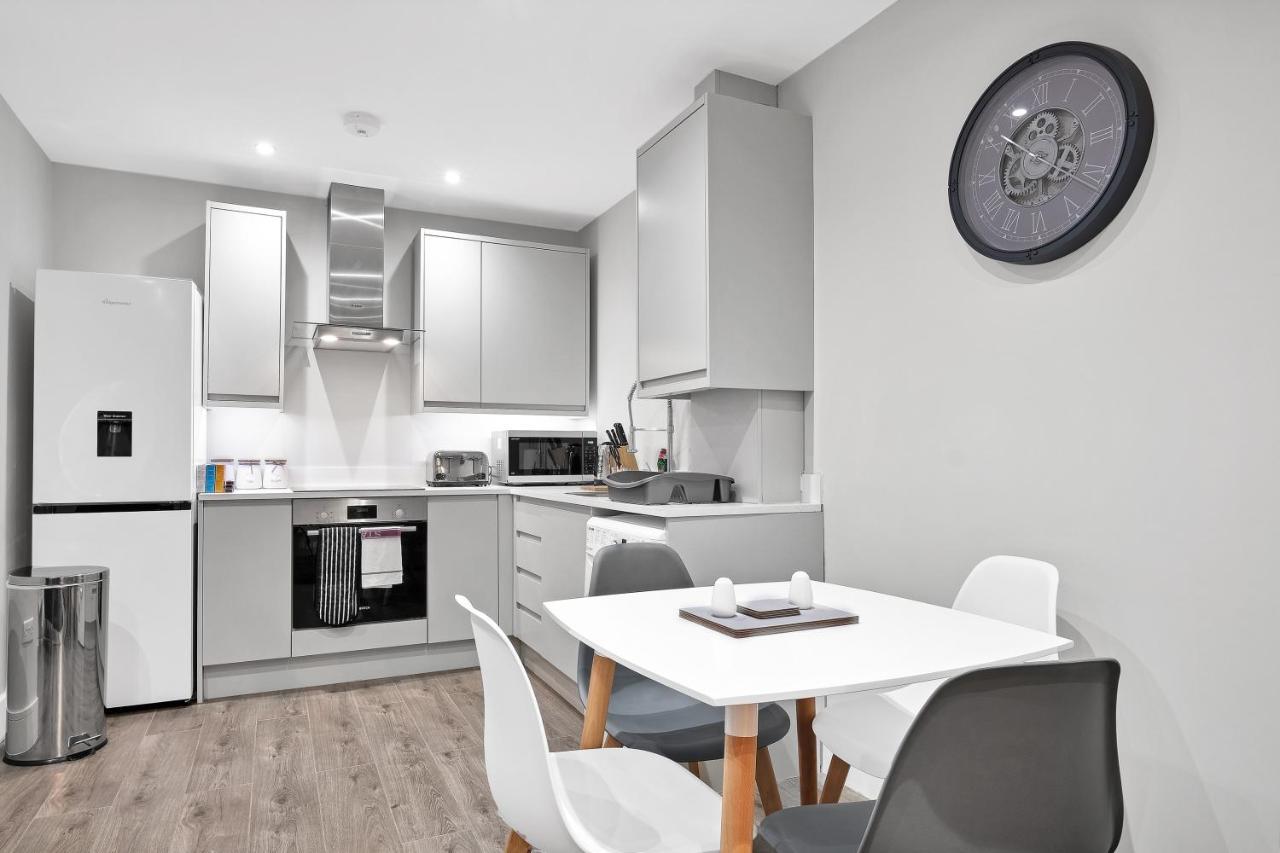 Crown Place 2 & 3 Bedroom Luxury Apts With Parking In Shepperton By 360Stays Exterior foto
