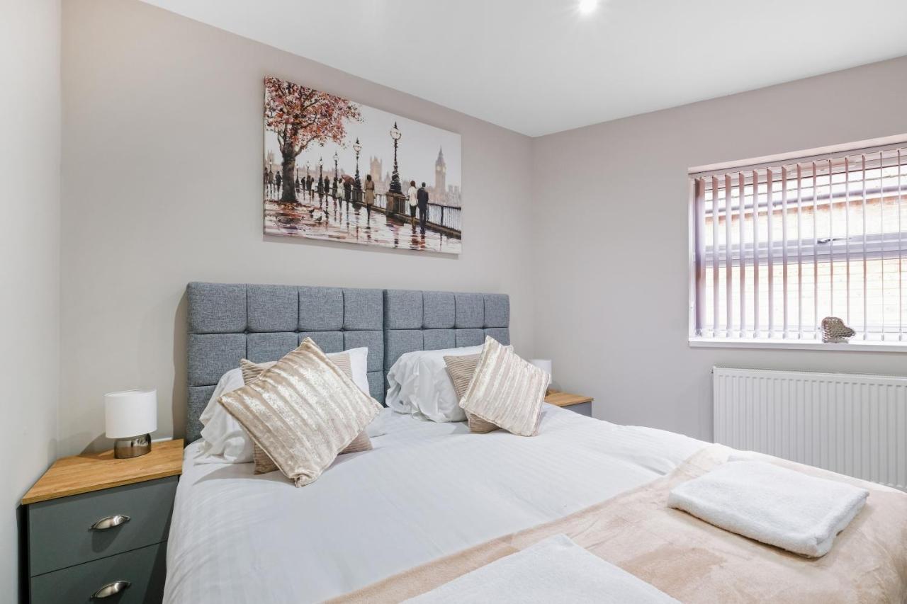 Crown Place 2 & 3 Bedroom Luxury Apts With Parking In Shepperton By 360Stays Exterior foto