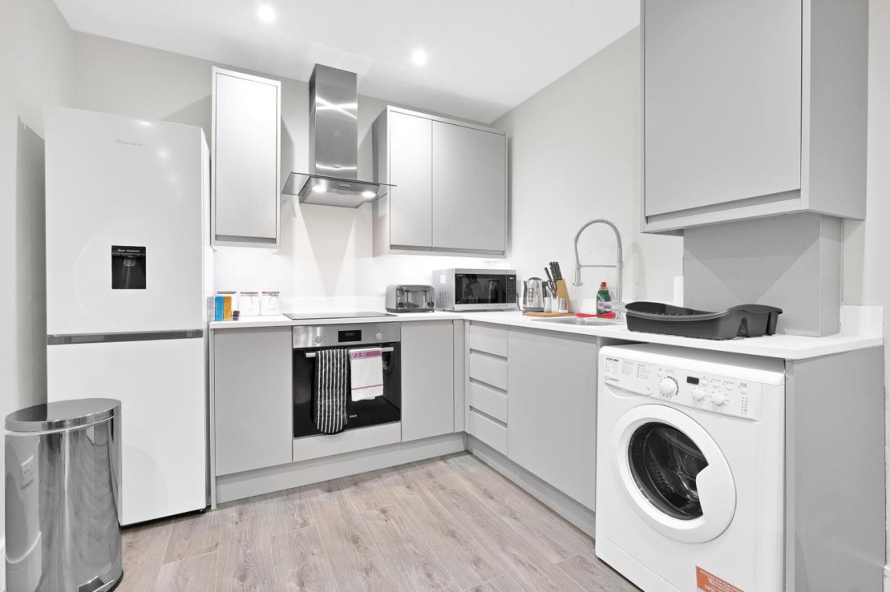 Crown Place 2 & 3 Bedroom Luxury Apts With Parking In Shepperton By 360Stays Exterior foto