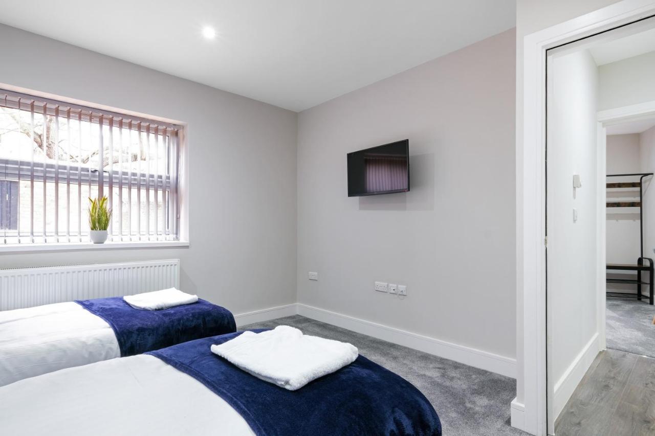 Crown Place 2 & 3 Bedroom Luxury Apts With Parking In Shepperton By 360Stays Exterior foto