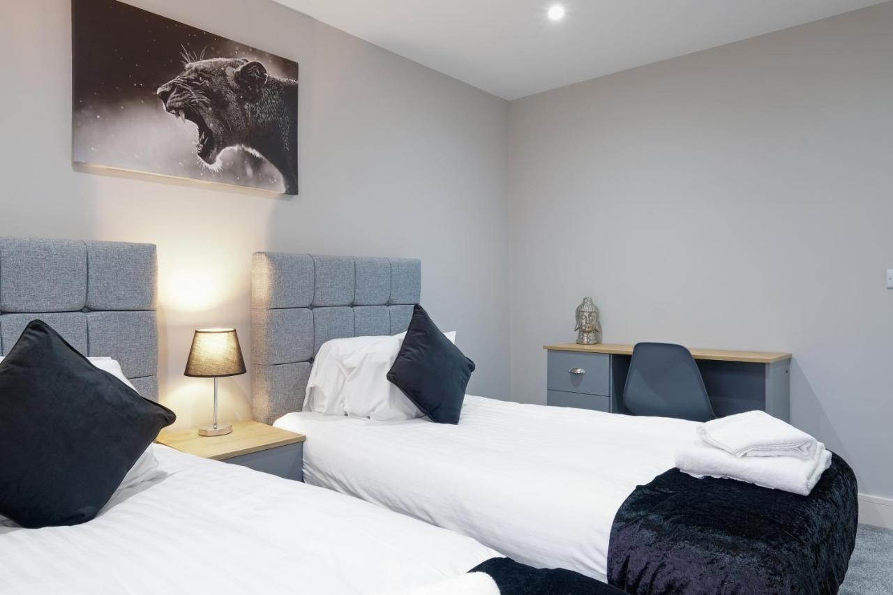 Crown Place 2 & 3 Bedroom Luxury Apts With Parking In Shepperton By 360Stays Exterior foto