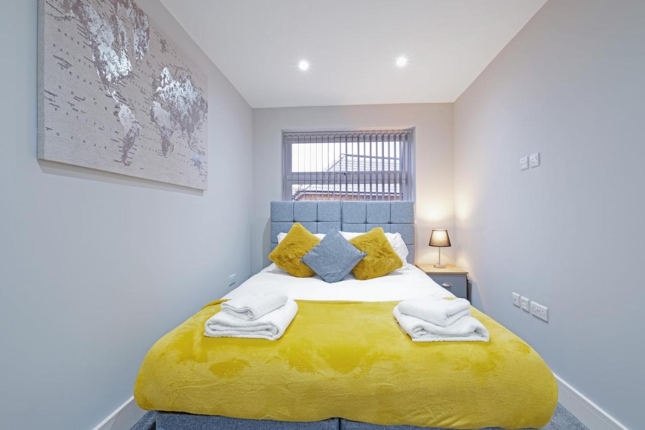 Crown Place 2 & 3 Bedroom Luxury Apts With Parking In Shepperton By 360Stays Exterior foto