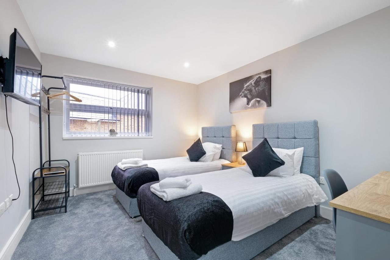 Crown Place 2 & 3 Bedroom Luxury Apts With Parking In Shepperton By 360Stays Exterior foto