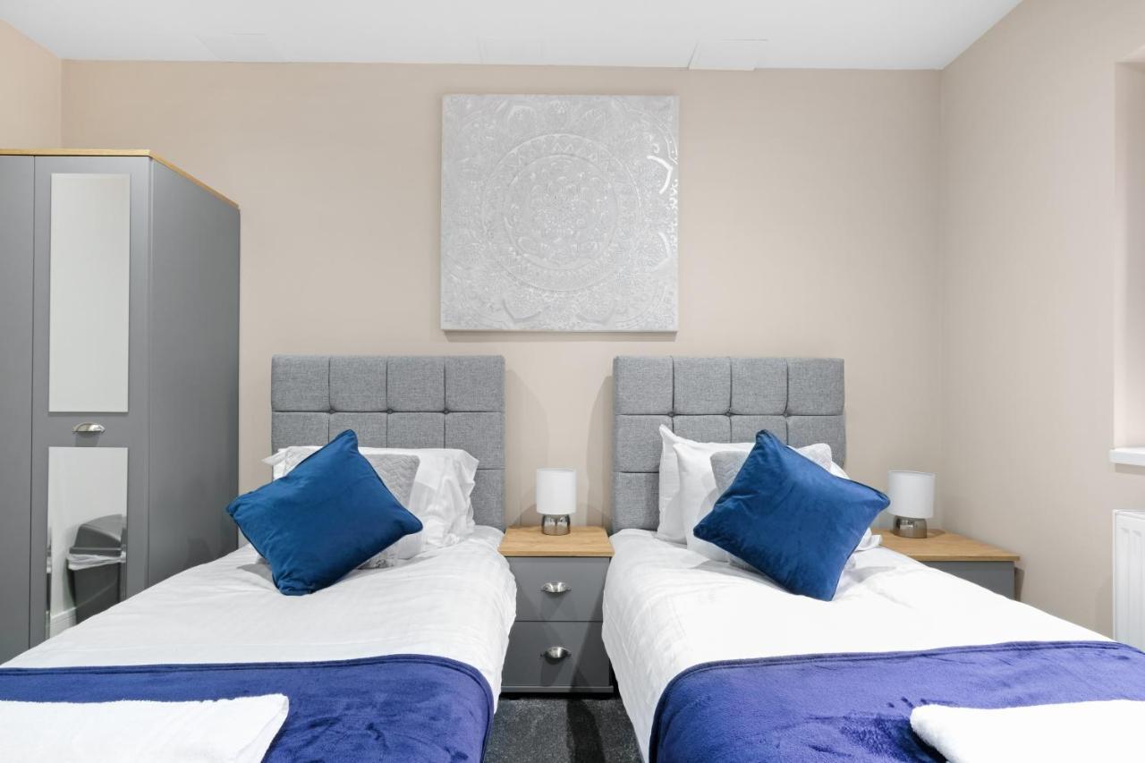 Crown Place 2 & 3 Bedroom Luxury Apts With Parking In Shepperton By 360Stays Exterior foto
