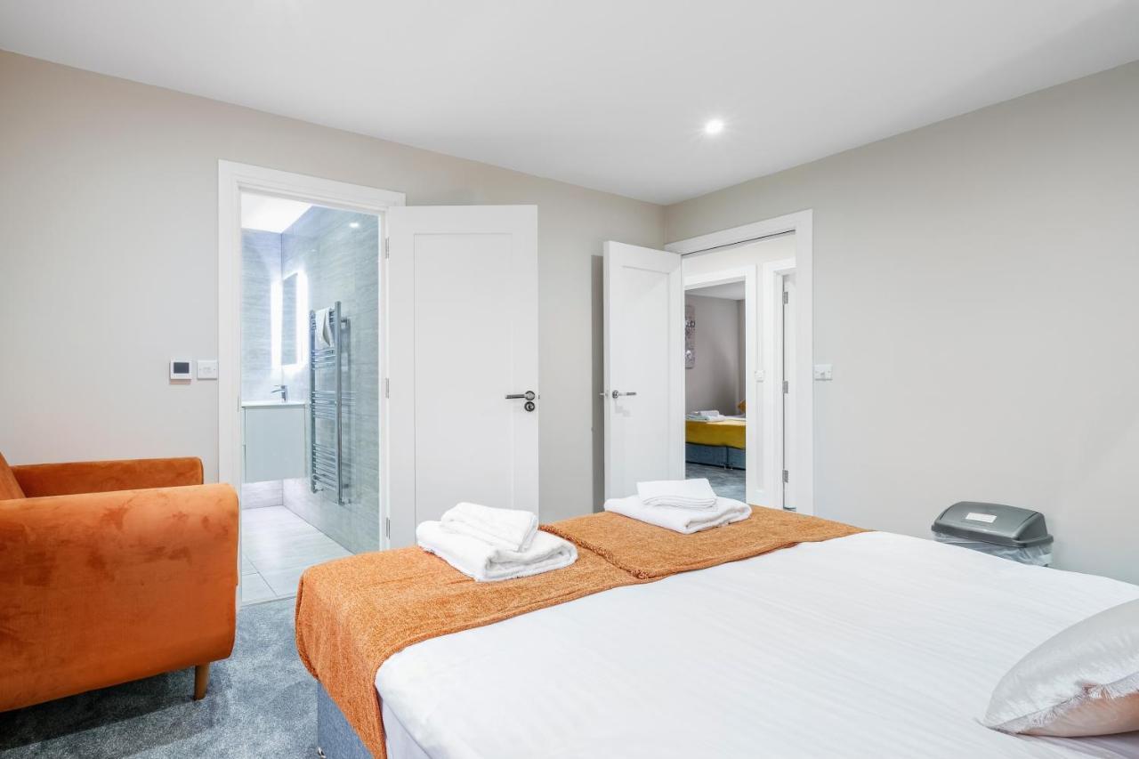 Crown Place 2 & 3 Bedroom Luxury Apts With Parking In Shepperton By 360Stays Exterior foto