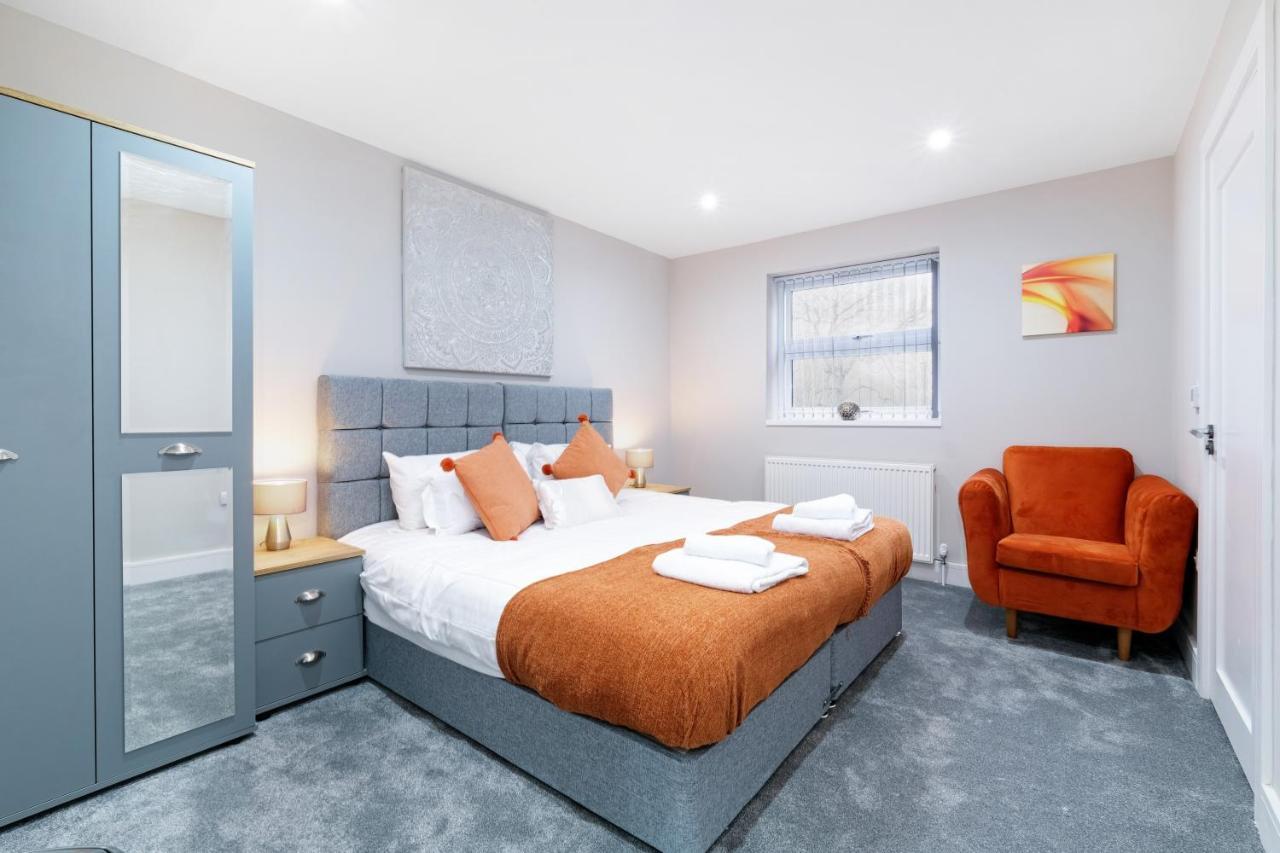Crown Place 2 & 3 Bedroom Luxury Apts With Parking In Shepperton By 360Stays Exterior foto