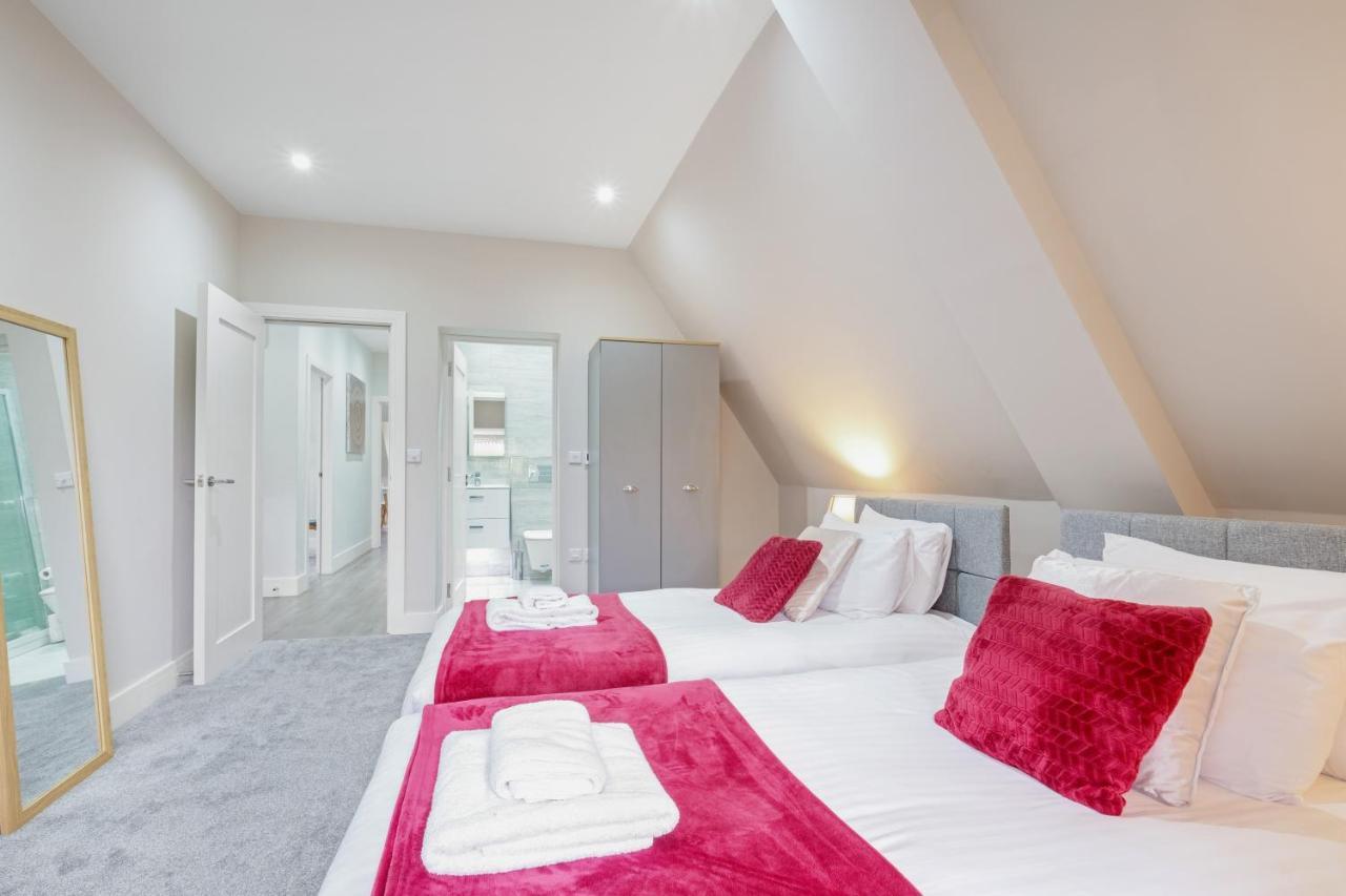 Crown Place 2 & 3 Bedroom Luxury Apts With Parking In Shepperton By 360Stays Exterior foto