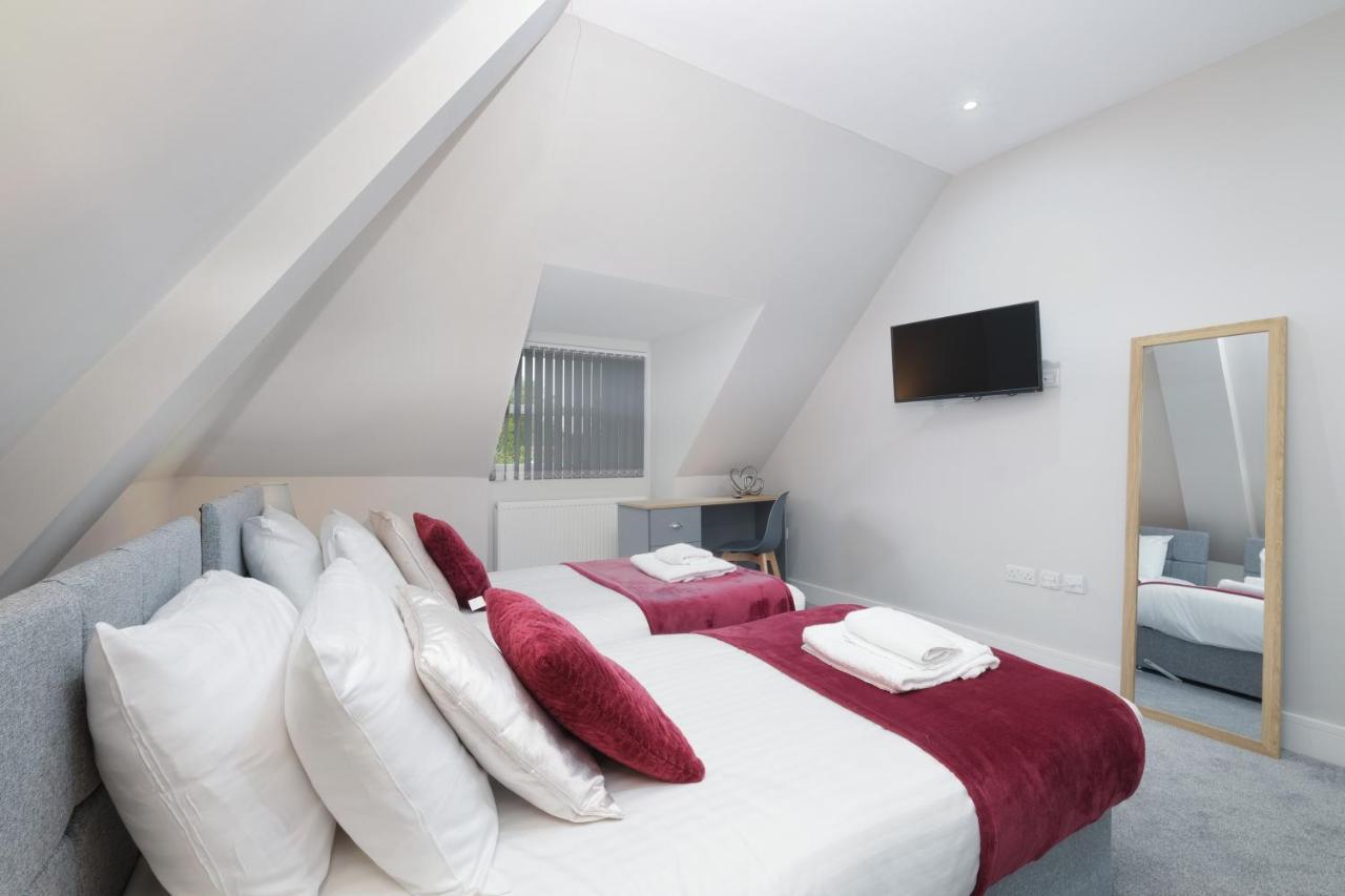 Crown Place 2 & 3 Bedroom Luxury Apts With Parking In Shepperton By 360Stays Exterior foto