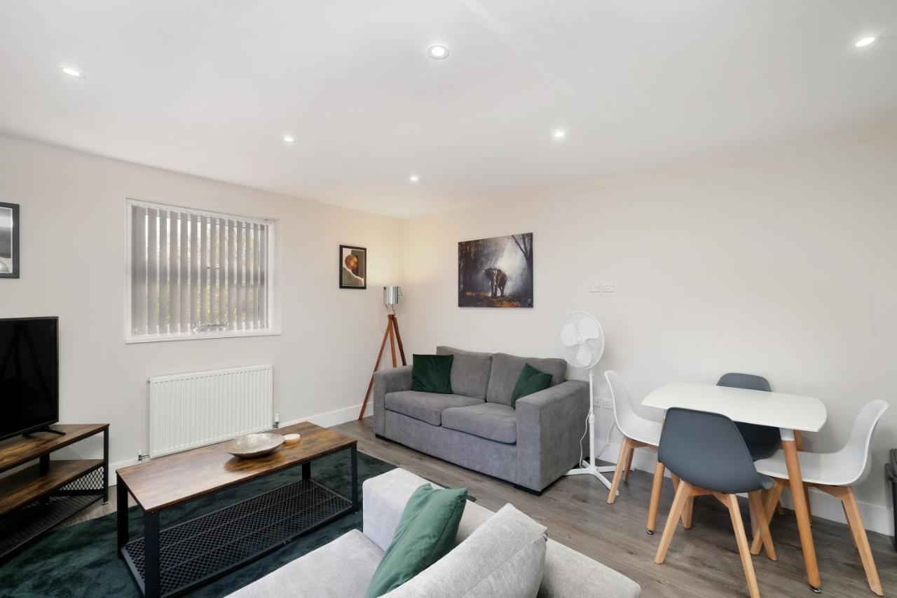 Crown Place 2 & 3 Bedroom Luxury Apts With Parking In Shepperton By 360Stays Exterior foto