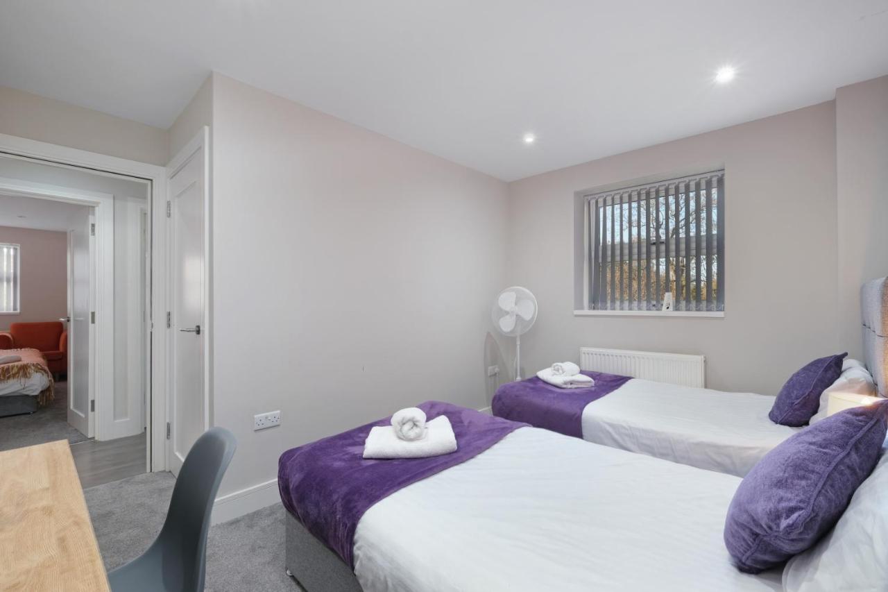 Crown Place 2 & 3 Bedroom Luxury Apts With Parking In Shepperton By 360Stays Exterior foto